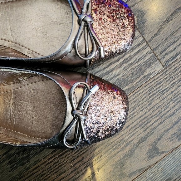 New BCBG generation womens size 6.5 sparkly gold/chrome color flats - Picture 9 of 11